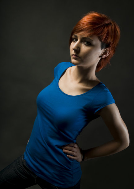 红色头发的姿势图片下载