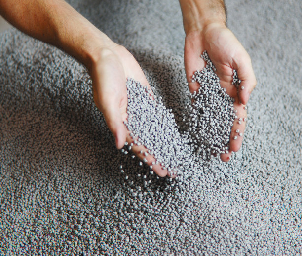 手在塑料小球里图片下载