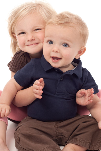 可爱的小女孩抱着微笑的小弟弟图片下载