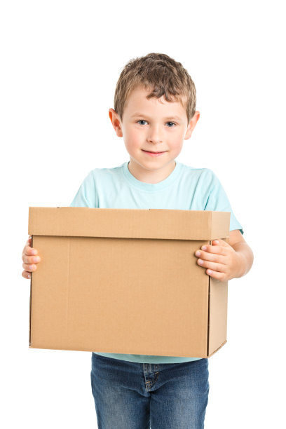小男孩拿着盒子的肖像图片下载