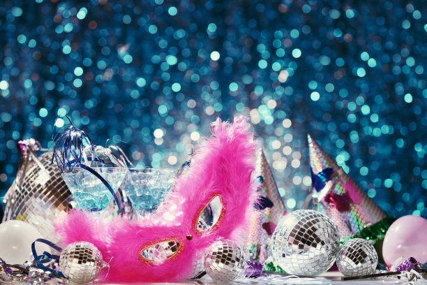 舞会装饰迪斯科球和羽毛面具图片下载