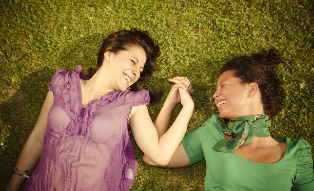 少年们躺着，手牵着手图片下载