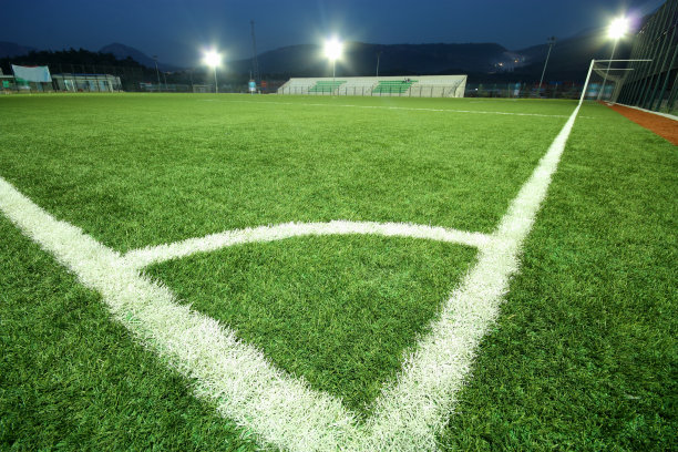 晚上开着灯的空旷足球场的一角图片下载