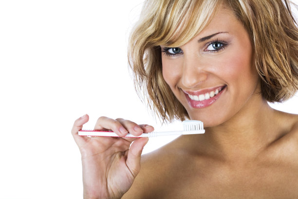 一个带着牙刷的性感女孩的肖像图片下载