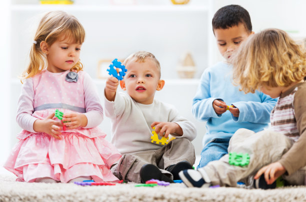 一群孩子在玩拼图游戏。图片下载