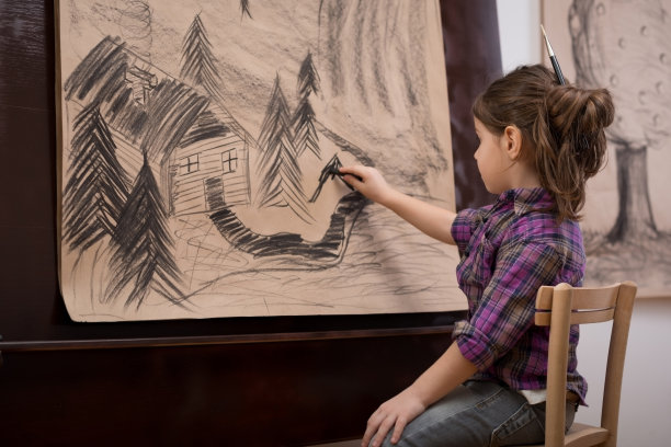 小女孩用木炭作画图片下载