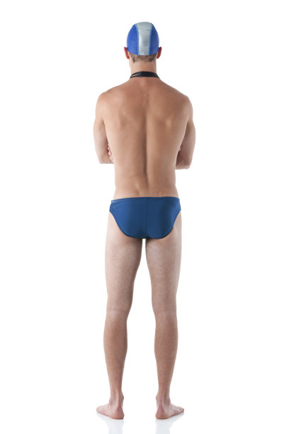 男性游泳运动员双臂交叉站着图片下载