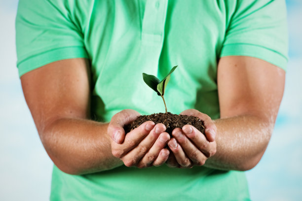 一个男人抱着幼苗的中间剖面图图片下载