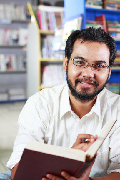 年轻的亚洲大学生的照片图片下载