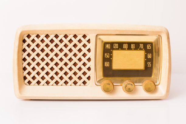 复古的米色和棕色收音机，孤立的白色图片下载