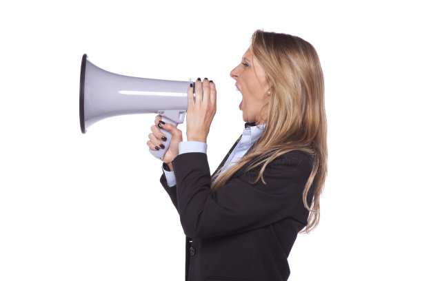 女商人对着扩音器大喊图片下载