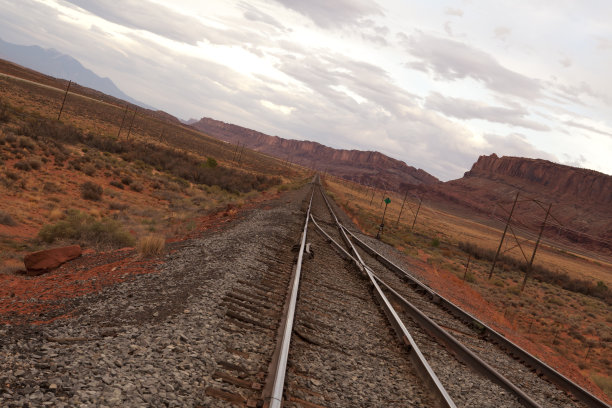 铁路穿过峡谷图片下载