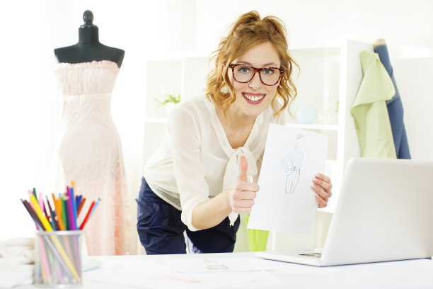 年轻女性时装设计师通过互联网交流。图片下载