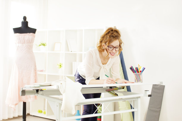 年轻女子时装设计师素描。图片下载