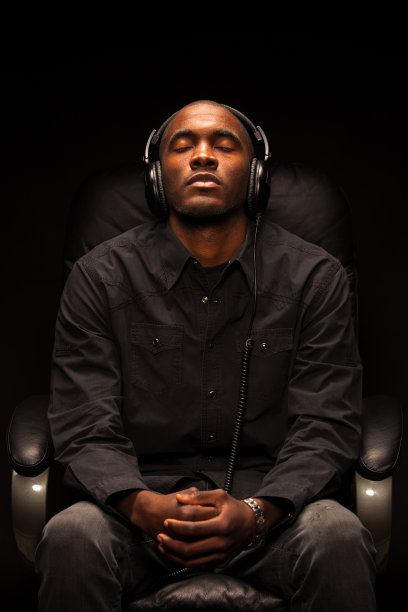 专心听音乐的人图片下载