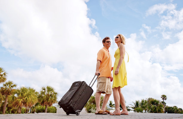 快乐成熟的夫妇度假图片下载