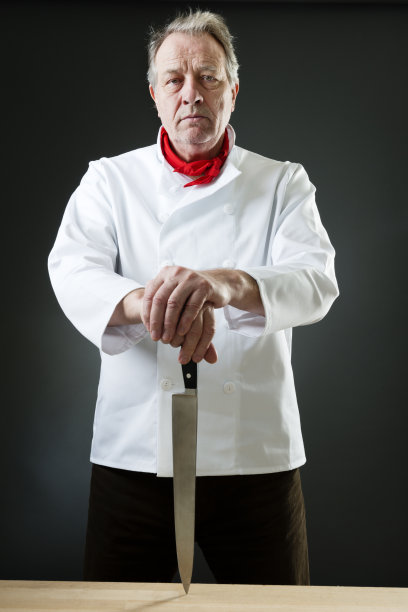 穆迪厨师摆着一把大刀图片下载