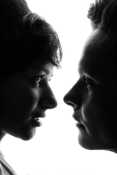 一个男人和一个女人靠在一起的黑白照片图片下载