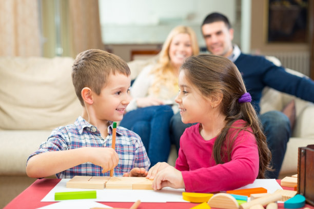 孩子们在玩蜡笔。图片下载