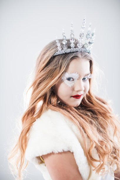 化装舞会的女孩打扮成好女王图片下载