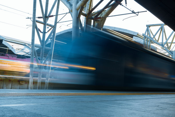 高速列车驶离车站。素材图片