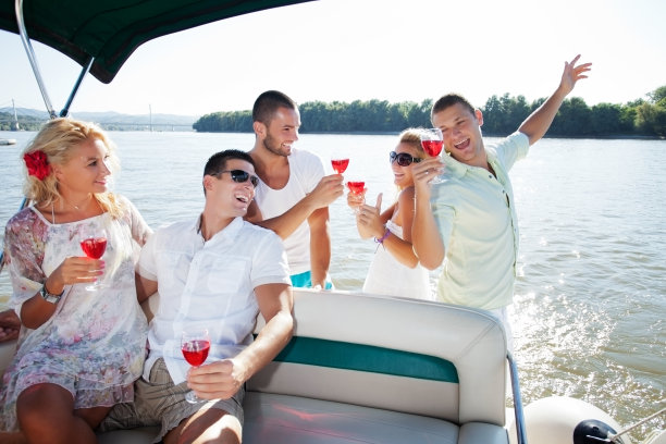 在船上聚会。图片下载