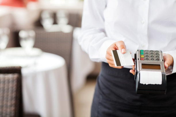 餐厅服务员拿着信用卡和读卡器图片下载