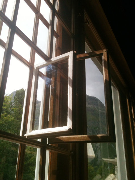 一扇被大自然包围的高高的旧窗户图片下载