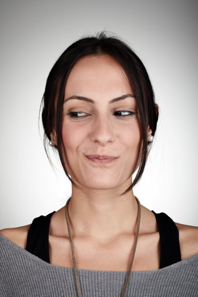 好奇的年轻女子图片下载