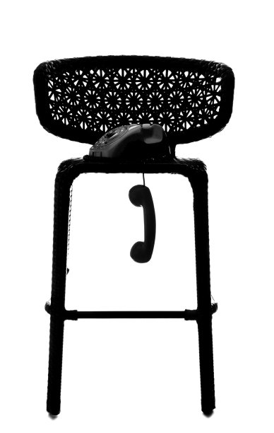 藤椅和旧电话的剪影图片下载