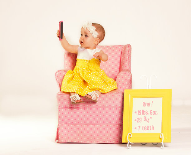 婴儿坐在椅子上图片下载