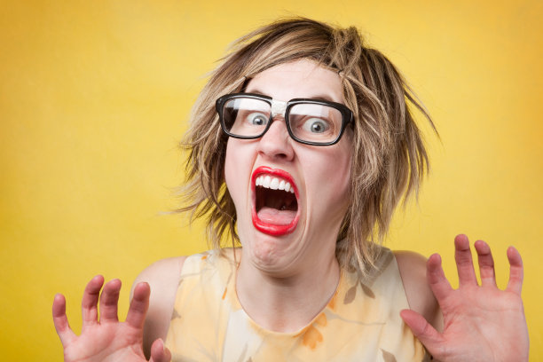 惊恐的尖叫书呆子图片下载