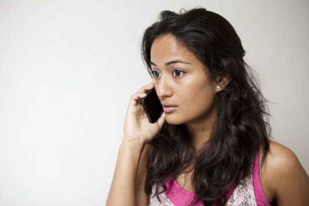 年轻女子在电话里很惊讶。图片下载