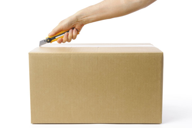 用美工刀打开纸板箱图片下载