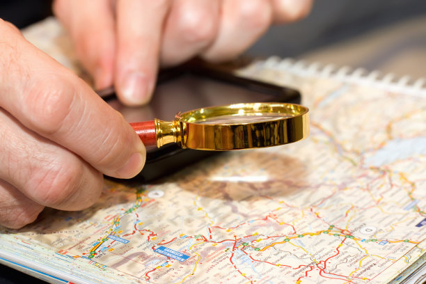 男性的手用放大镜在地图上图片下载