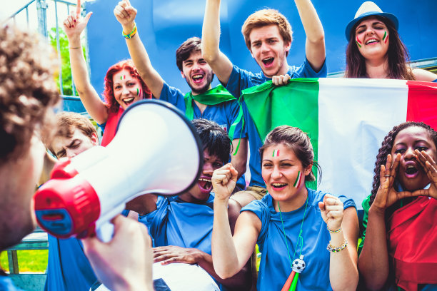 意大利足球队的支持者们用扩音器欢呼图片下载