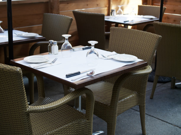 户外餐厅的桌子和椅子图片下载