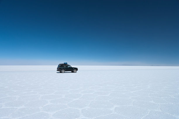 在玻利维亚高原乌尤尼盐湖的四驱车图片下载