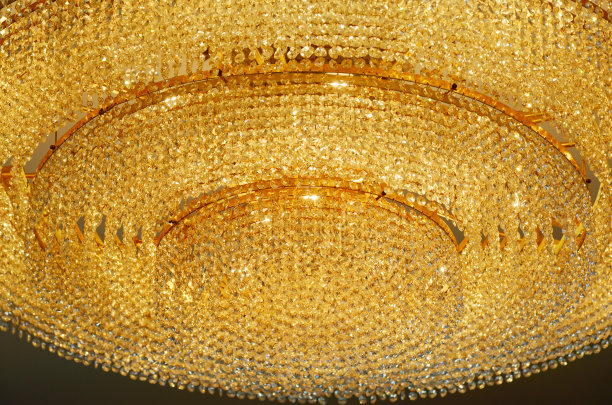 优雅的金色水晶吊灯图片下载