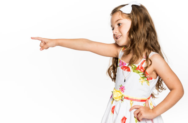 小女孩指着图片下载