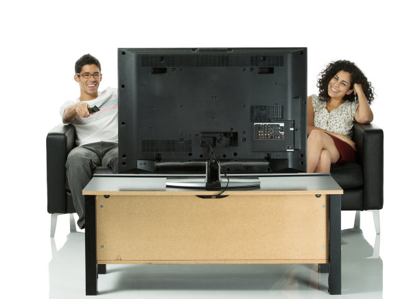 快乐的年轻夫妇看电视图片下载