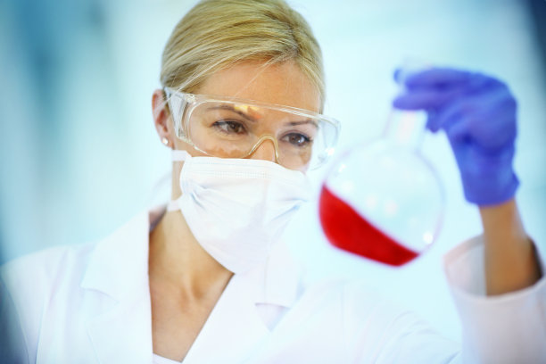 工作中的女化学家。图片下载