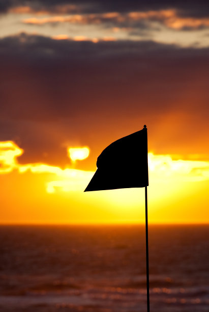 高尔夫旗帜和海洋日落图片下载