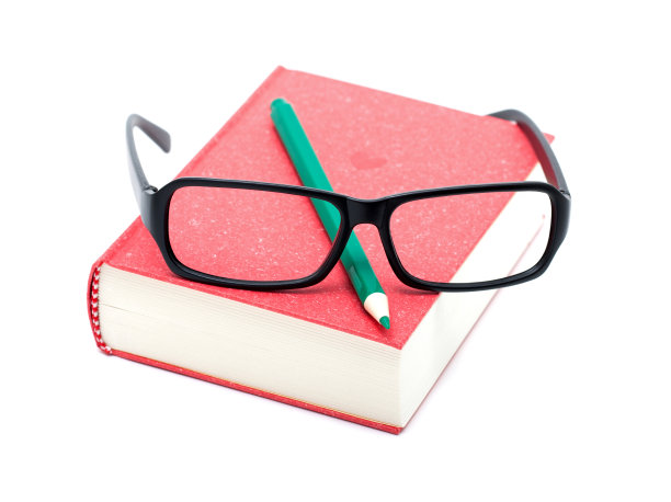 书和眼镜被孤立在白色的背景上图片下载