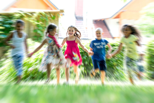 孩子们在公园里跑步图片下载