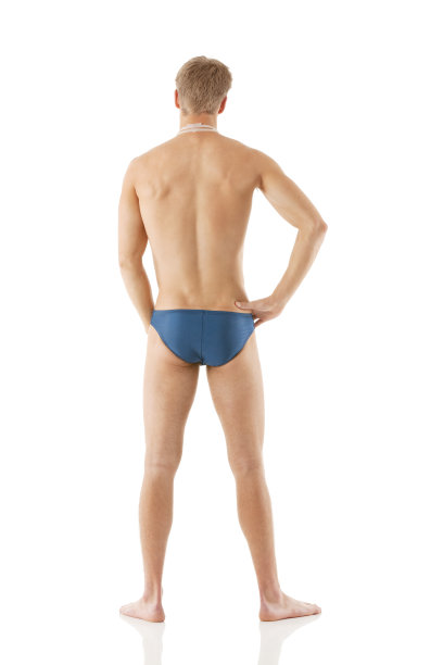 一个穿泳装的年轻人的后视图图片下载