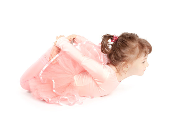 小芭蕾舞演员在地板上伸展图片下载