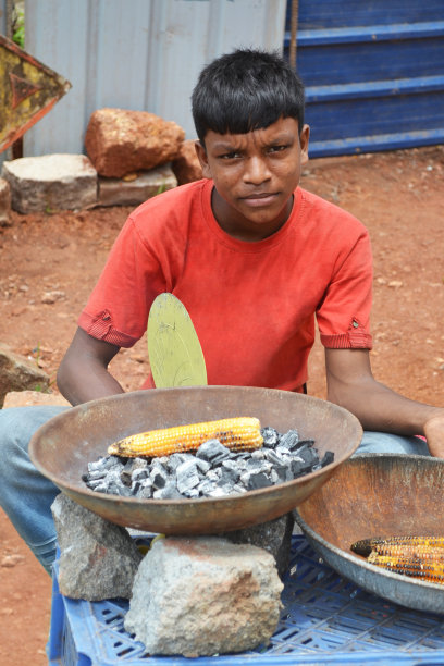 小男孩在洗脚道上卖甜玉米图片下载