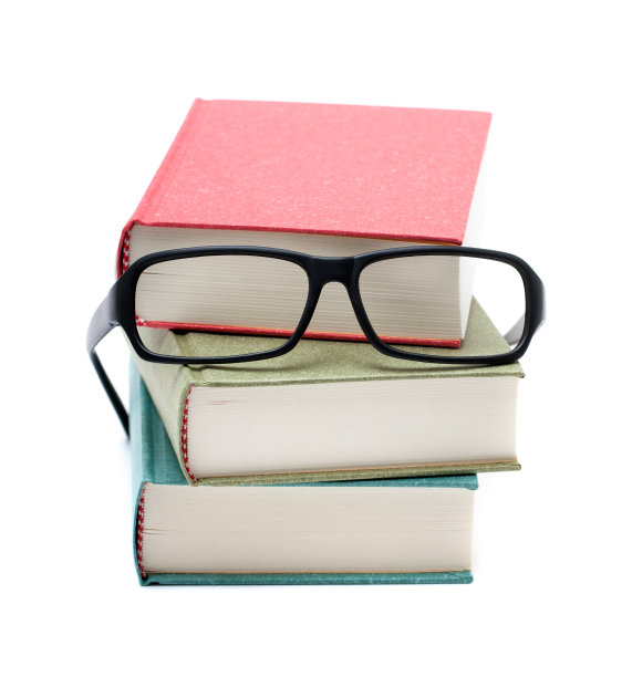 书和眼镜被孤立在白色的背景上图片下载