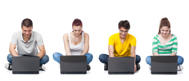 一组学生使用笔记本电脑图片下载